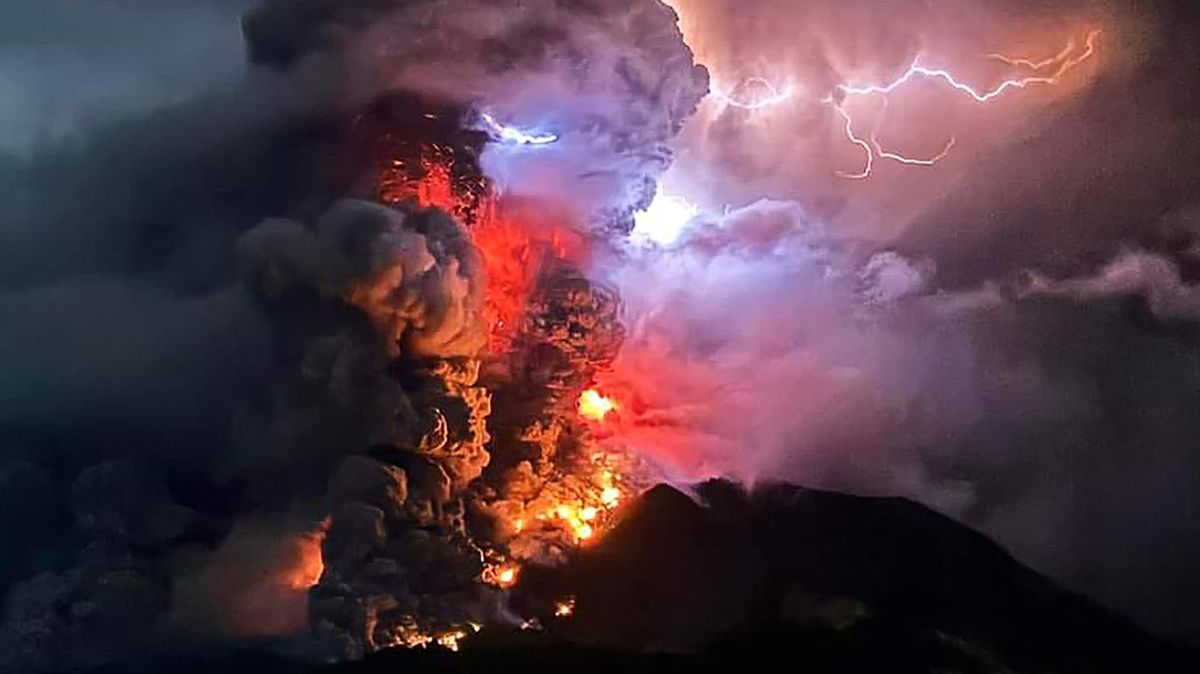 Indonéská sopka už chrlí lávu. Zastavila provoz mezinárodního letiště